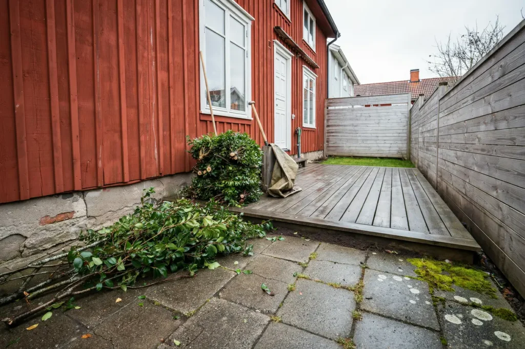 rensa buskar och tr d vid radhusets uteplats