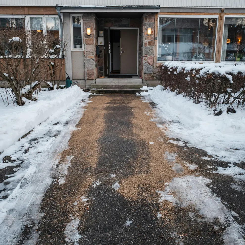 snorojning plogning vinterunderhall halkbekampning vallingby hasselby stockholm